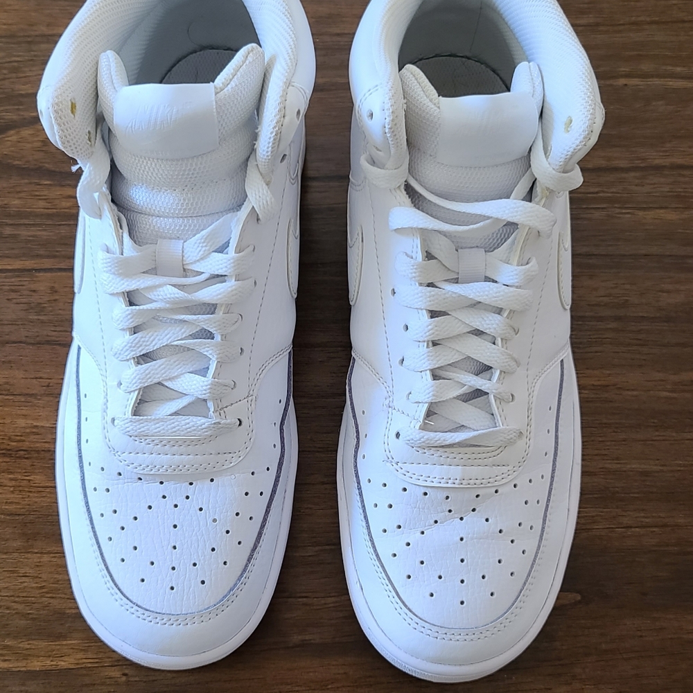 Used Nike shoe in white color